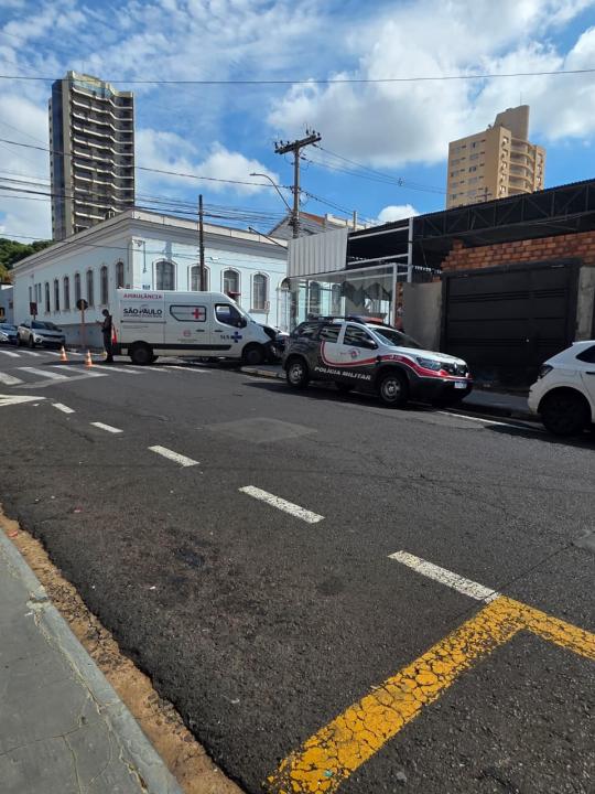Foto 2 de 5 — Bispo se envolve em acidente entre carro e ambulância no Centro de Araraquara